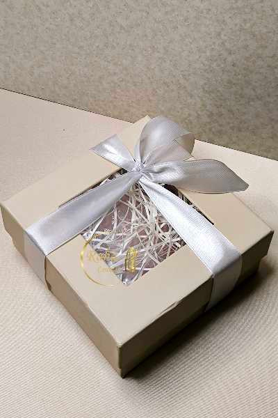 شمع دستساز قرمز سیلوانا در باکس هدیه شیک و در طلقی قابل دیده شدن مناسب هدیه و سوپرایز کردن