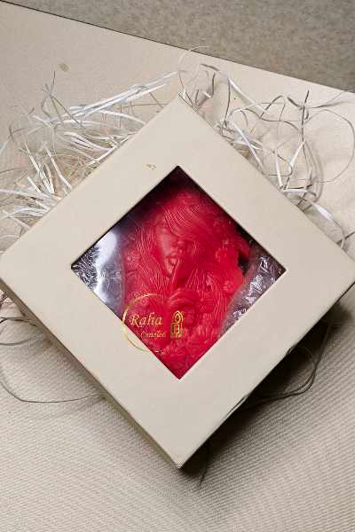 شمع قرمز سیلوانا با طراحی شیک و منحصر بفرد آماده هدیه دادن