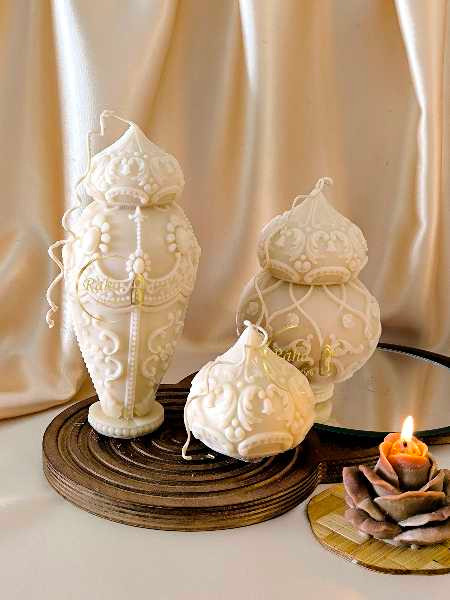 ست سه تکه شمع قجری با رنگ کرم روشن روی میز پذیرایی، طراحی لوکس و دکوری کلاسیک