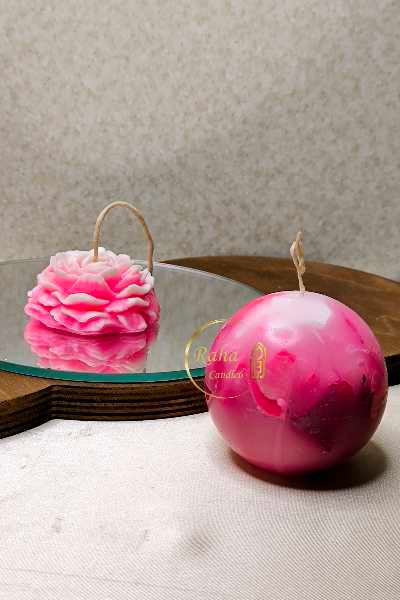 گل آلاله سفید صورتی جذاب همراه گوی چند رنگ صورتی مناسب اتاق خواب و فاهای رمانتیک