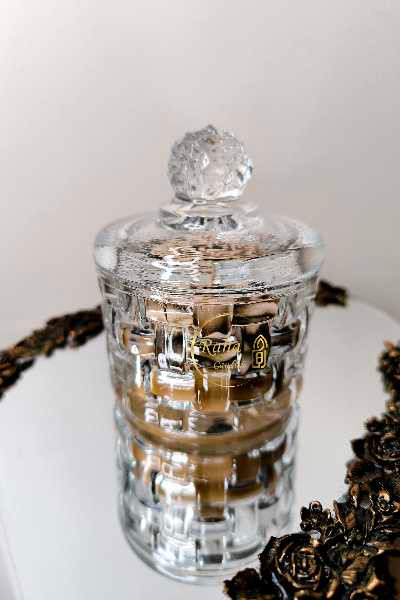 شمع گل آلاله در قندان حصیری با درپوش و رایحه قهوه تازه؛ طراحی شیک برای فضای منزل یا محل کار