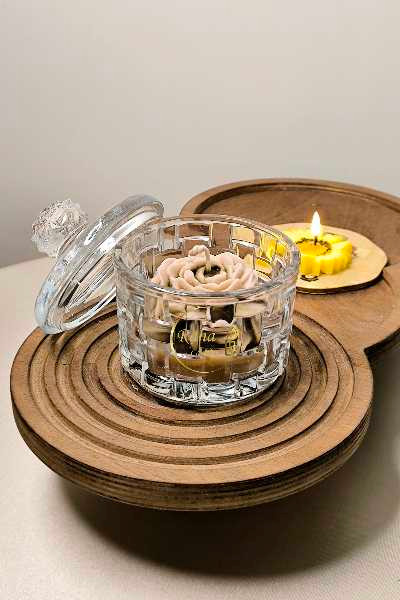 شمع دستساز گل آلاله داخل قندان دردار حصیری، با رایحه دلنشین قهوه؛ مناسب دکور و هدیه