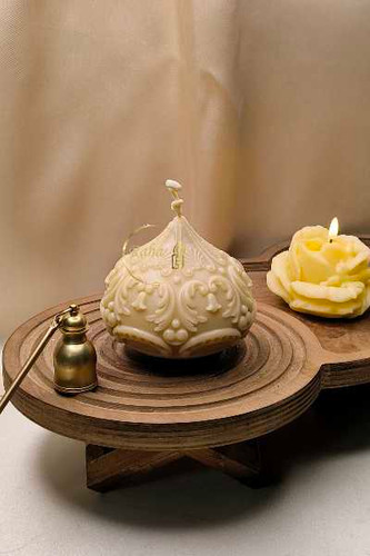 شمع قجری رنگ کرم سایز 3 روی میز پذیرایی