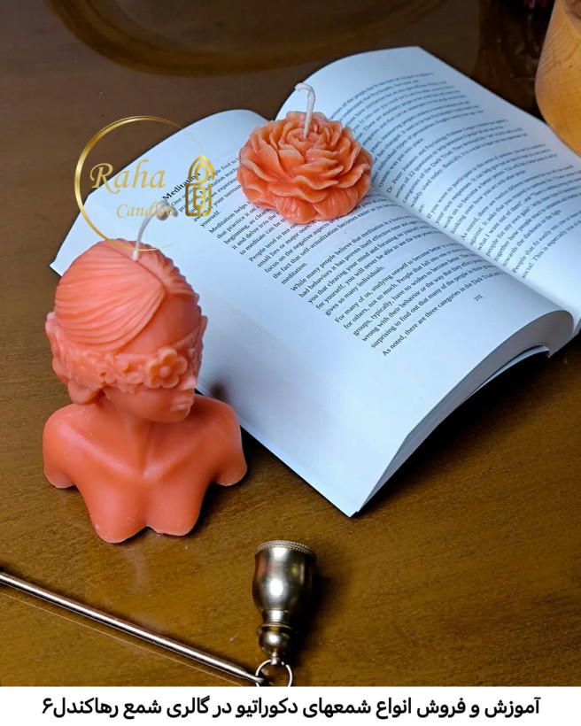 شمع دستساز ناتلی با گل آلاله روی میز پذیرایی