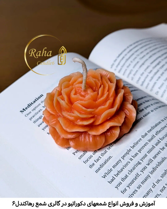 شمع تزئینی ناتلی با گل آلاله روشن شده در فضای آرامشبخش