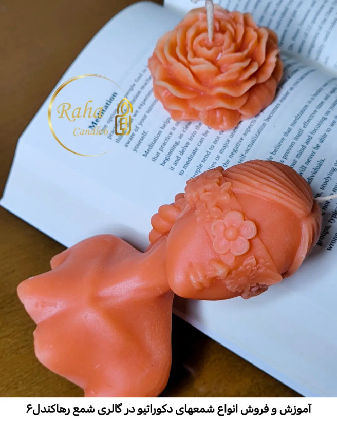 نمای نزدیک شمع ناتلی با گل آلاله و طراحی هنرمندانه