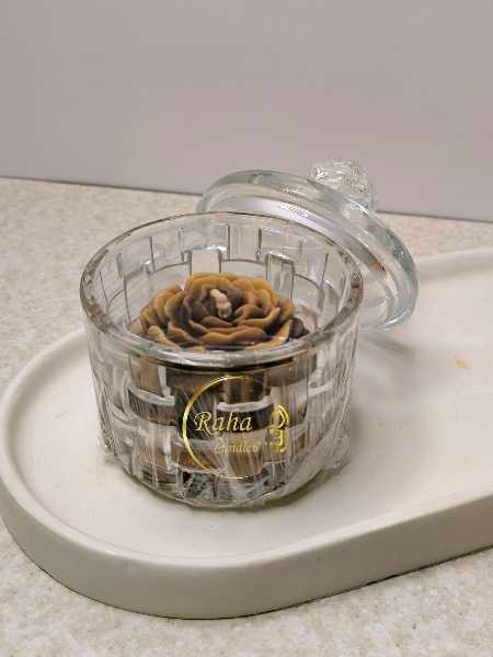 شمع قندان حصیری دردار گل آلاله با رایحه گرم قهوه؛ ترکیبی از زیبایی طبیعی و عطری آرامشبخش