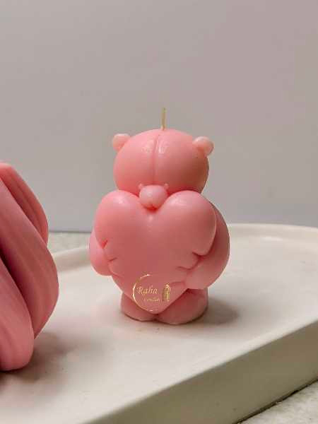 شمع صورتی خرس عاشق قلب در دست