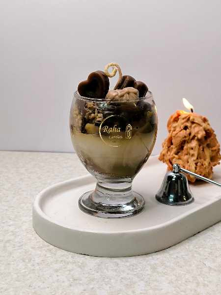 شمع جام پایه دار شیک بستنی روی میز