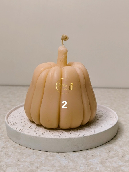 شمع تزیینی کدو حلوایی با طراحی مینیمال و ساده