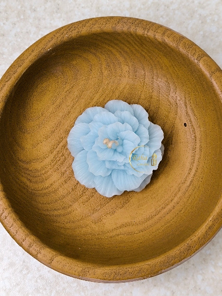 شمع دکوراتیو گل ایهار رنگ نقرآبی ملایم