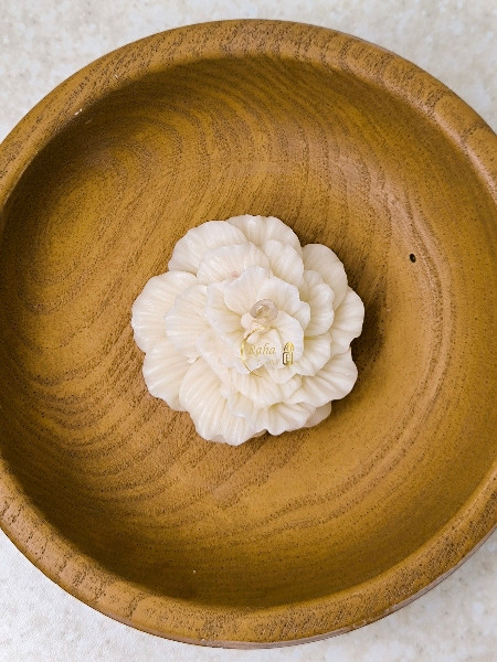 تصویر شمع دستساز طرح گل رو آبی ایهار رنگ استخونی