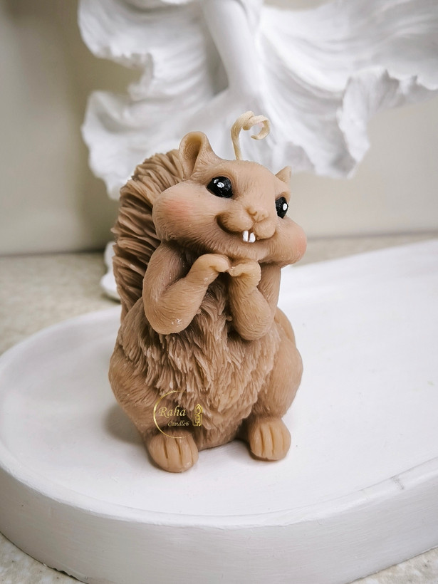 شمع تزئینی سنجاب با فیتیله موم عسل، نمادی از نشاط، بازیگوشی و زندگی در طبیعت – رها کندل۶