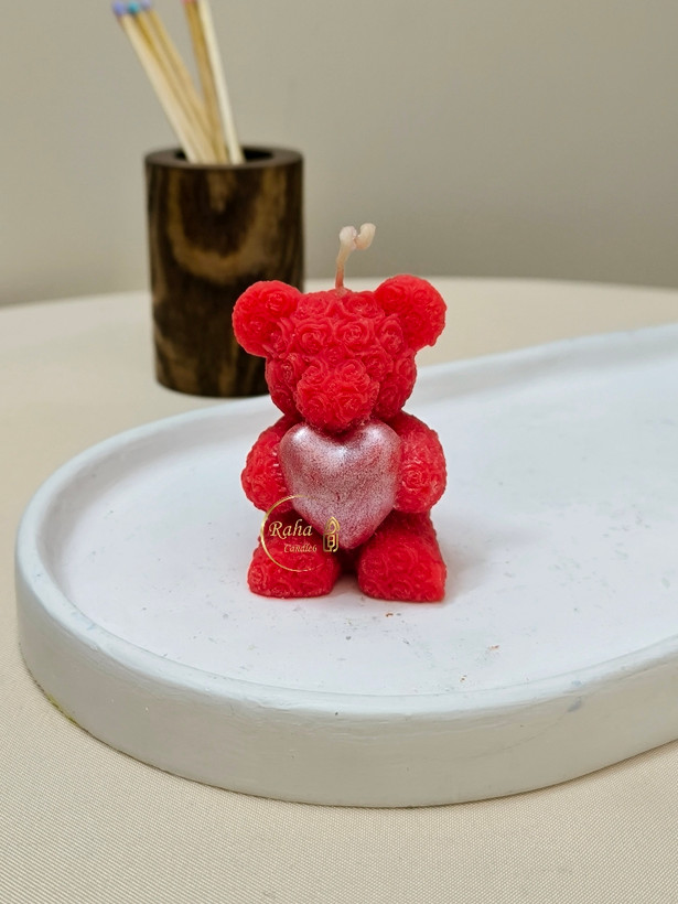 شمع تدی سفید با قلب مینیمال در دست، عکسبرداری محصول و شلف رها مال