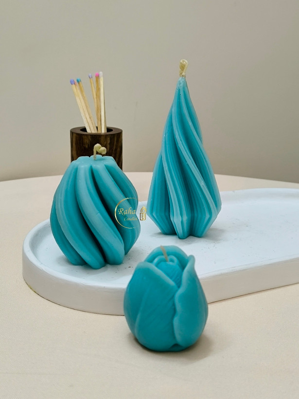 ست شمع دکوراتیو سهتایی با طرحهای کاج، موج ساحلی و غنچه رز در رنگ آبی آرام؛ ساختهشده بهصورت دستساز، مناسب دکوراسیون مدرن، مدیتیشن و هدیههای خاص