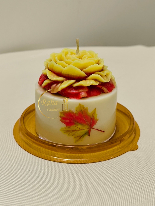 شمع فانتزی گل آلاله دستساز روی پایه استوانهای رها مال