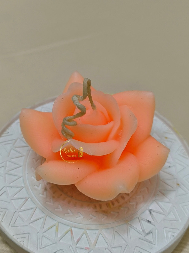 شمعهای کوچک گل رز و میخک در رنگهای مختلف—بافت سهبعدی و شعله یکنواخت
