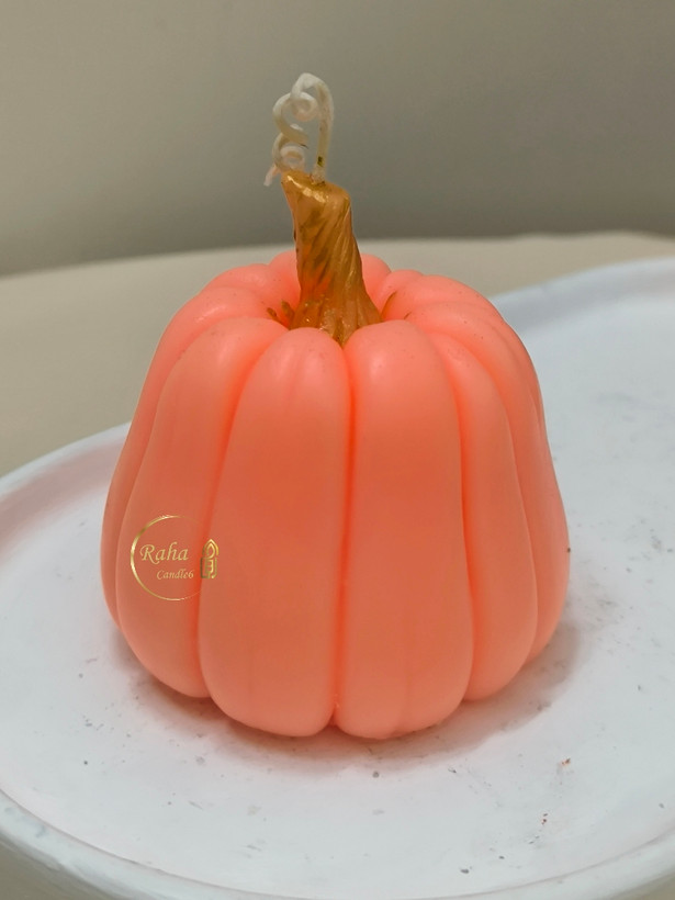 شمع کدو تزیینی دستساز در رنگهای مختلف از رها کندل۶؛ مناسب دکور پاییزی و یلدایی و هالووین