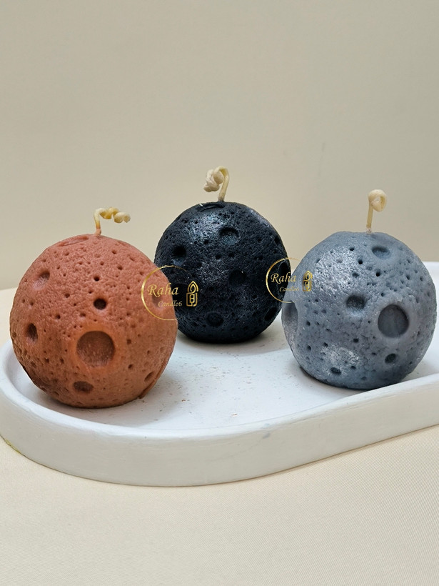 شمع کره ماه دستساز رها کندل۶ با سطح بافتدار ماه؛ مناسب دکور شب، مدیتیشن و هدیه معنوی، رهاکندل