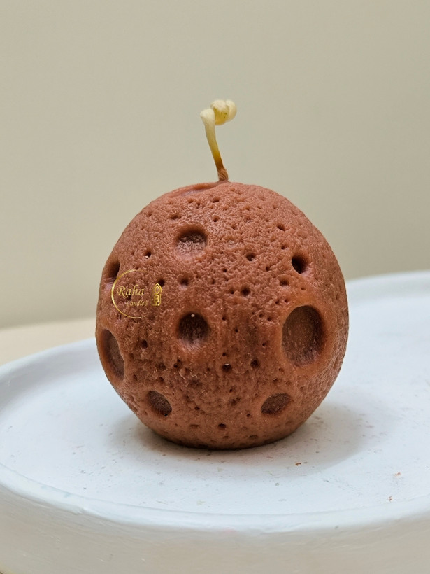 شمع زیبا و فانتزی طرح ماه کامل؛ دستساز، رنگ ملایم و مناسب هدیه و آرامشبخشی، رها مال