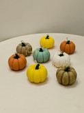 شمع کدو مخملی دستساز در رنگهای مختلف برای دکور پاییزی