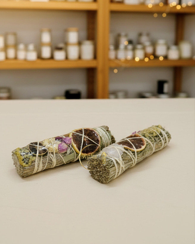 اسماج دستساز طبیعی شامل دارچین، رزماری، سنگ نمک، حلقه پرتقال خشک و گل محمدی؛ مناسب پاکسازی انرژی و رایحهدرمانی