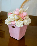 باکس گل پیونی صورتی و استخونی در گلدان طرح چرم صورتی