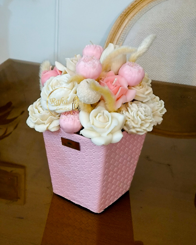 باکس گل پیونی صورتی و استخونی در گلدان طرح چرم صورتی